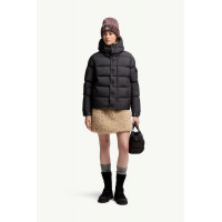 Moncler Короткая куртка-пуховик Moncler Maya 70 с капюшоном