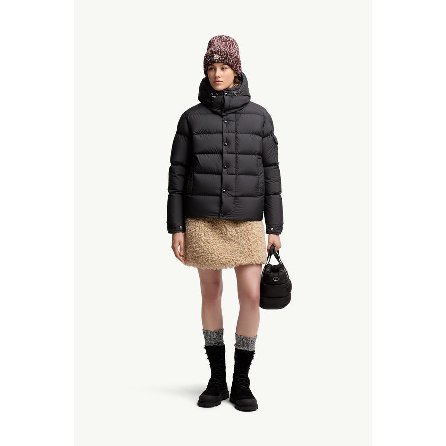 Moncler Короткая куртка-пуховик Moncler Maya 70 с капюшоном