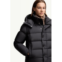 Moncler Короткая куртка-пуховик Moncler Maya 70 с капюшоном