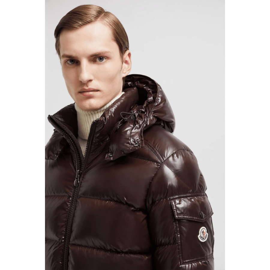 Moncler Короткая куртка-пуховик Moncler Maya 70 с капюшоном