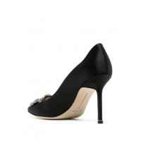 Manolo Blahnik Атласные туфли-лодочки Hangisi 90 с кристаллами