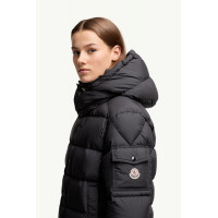Moncler Короткая куртка-пуховик Moncler Maya 70 с капюшоном
