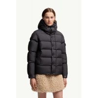 Moncler Короткая куртка-пуховик Moncler Maya 70 с капюшоном