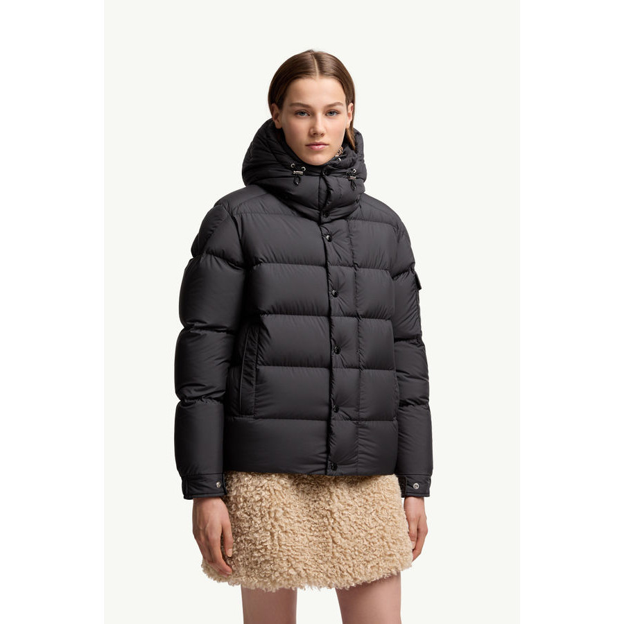 Moncler Короткая куртка-пуховик Moncler Maya 70 с капюшоном