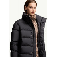 Moncler Короткая куртка-пуховик Moncler Maya 70 с капюшоном