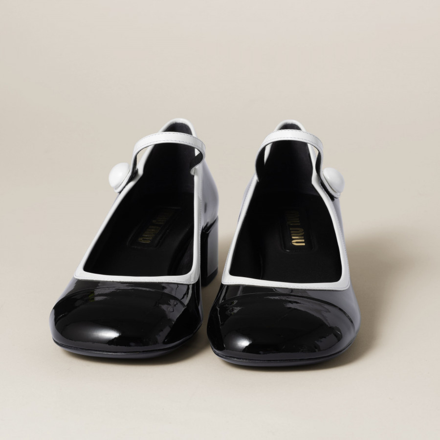 Miu miu Туфли Mary Jane из двухцветной лакированной кожи<br />
