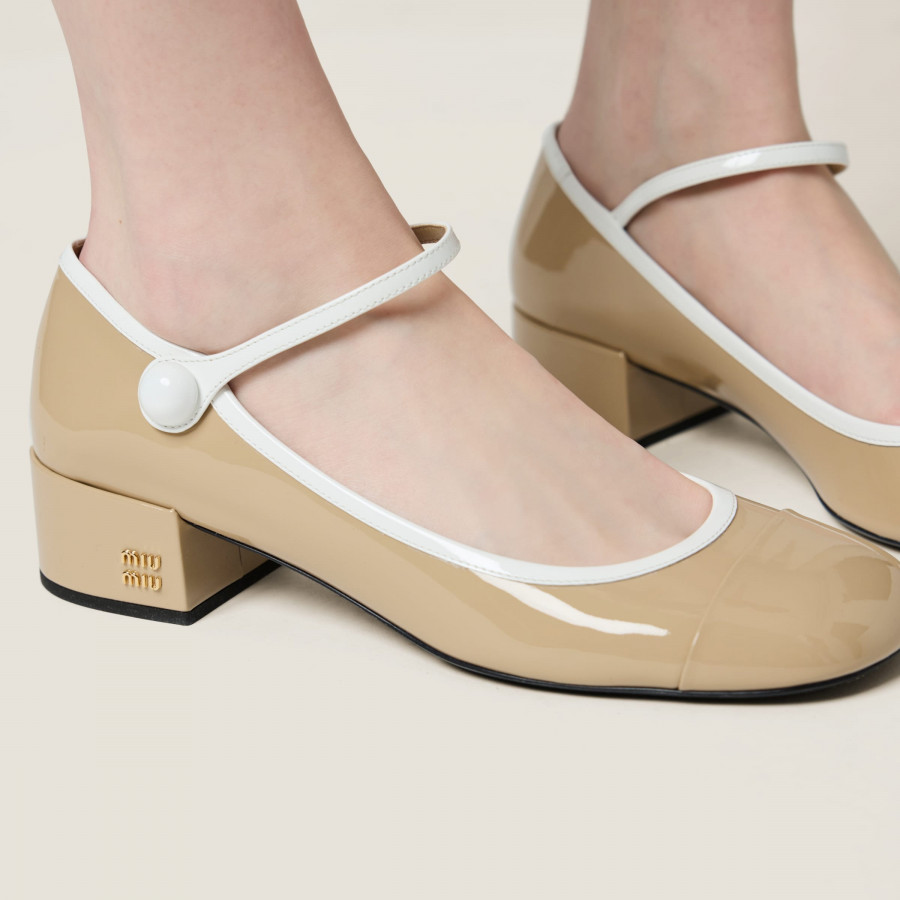 Chanel Туфли Mary Janes из двухцветной лакированной кожи